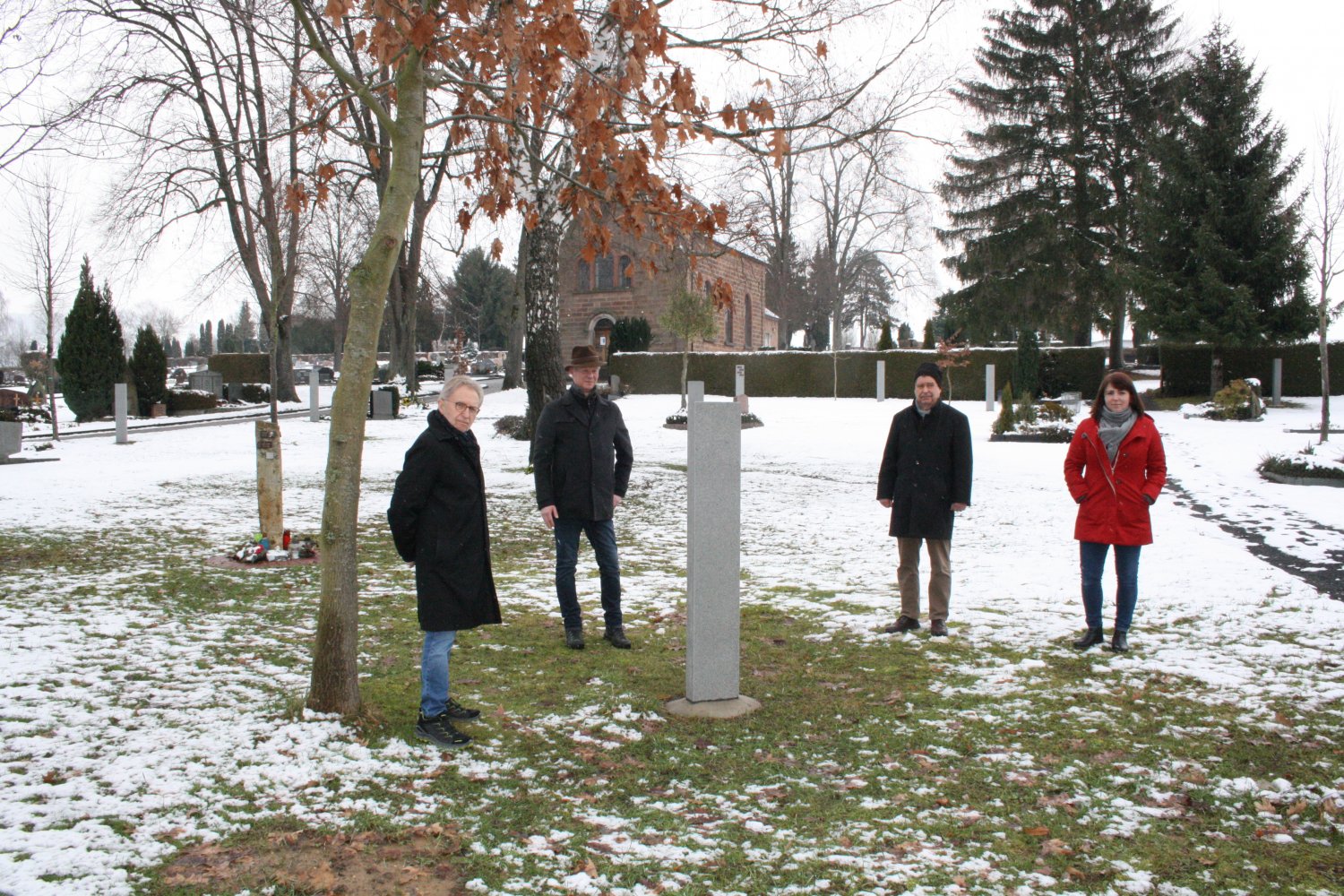 (von links) Dr. Peter Büttner, Jo Härter, Rainer Grammann und Sarah Goldbach von der FDP Schlüchtern bei einer Ortsbesichtigung am Schlüchterner Friedhof.