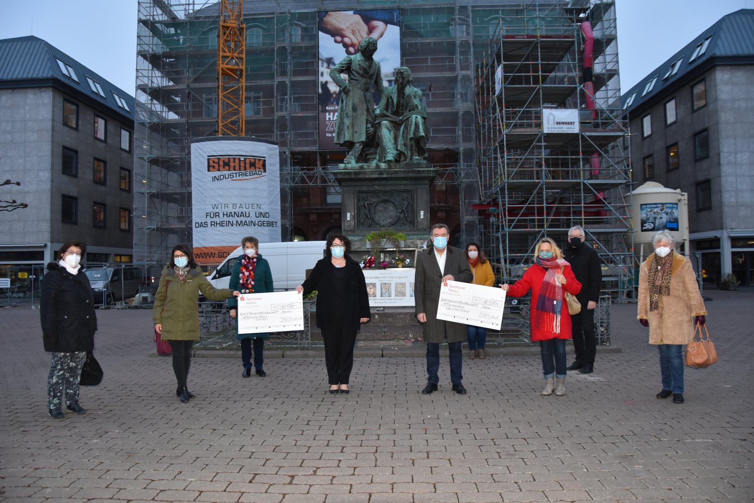 Corona-bedingt mit etwas Verspätung, überreichten die Erste Kreisbeigeordnete Susanne Simmler und Hanaus Oberbürgermeister Claus Kaminsky die beachtliche Summe von insgesamt 25.000 Euro an die beiden Frauenhäuser in Hanau und Wächtersbach