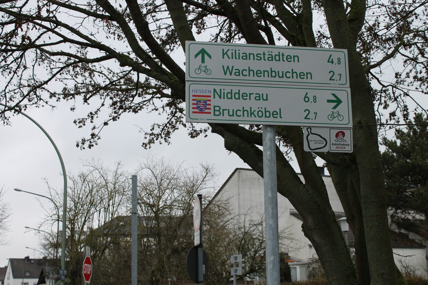 So wie hier am Bahnradweg in Mittelbuchen wird die Wegweisung im Stadtgebiet vereinheitlicht