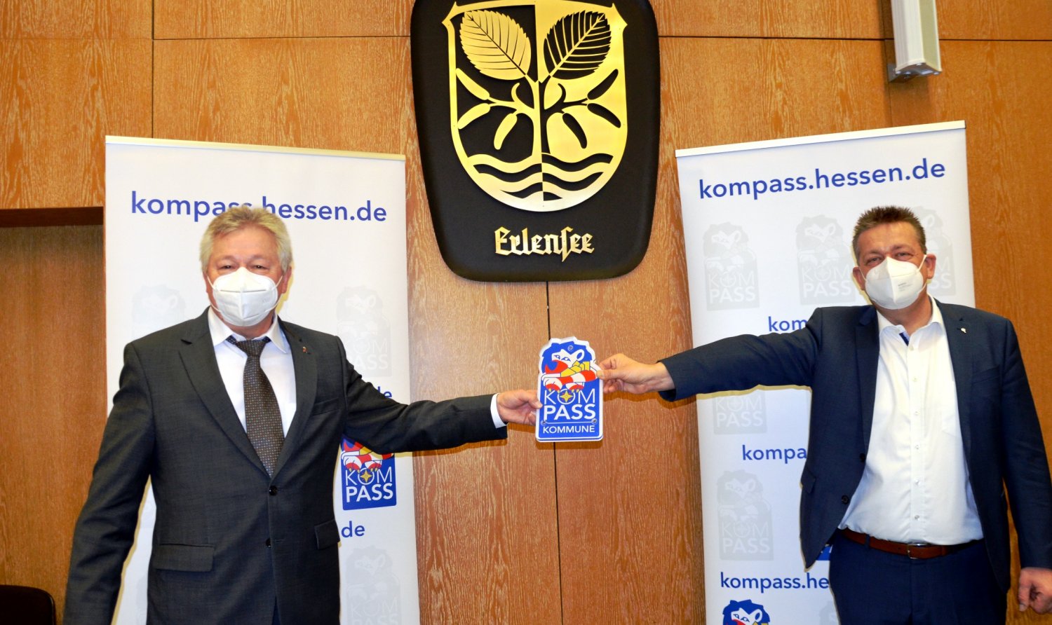 Übergabe des KOMPASS-Starter-Kits durch den Polizeipräsidenten des Polizeipräsidiums Südosthessen, Eberhard Möller (links) an Bürgermeister Stefan Erb