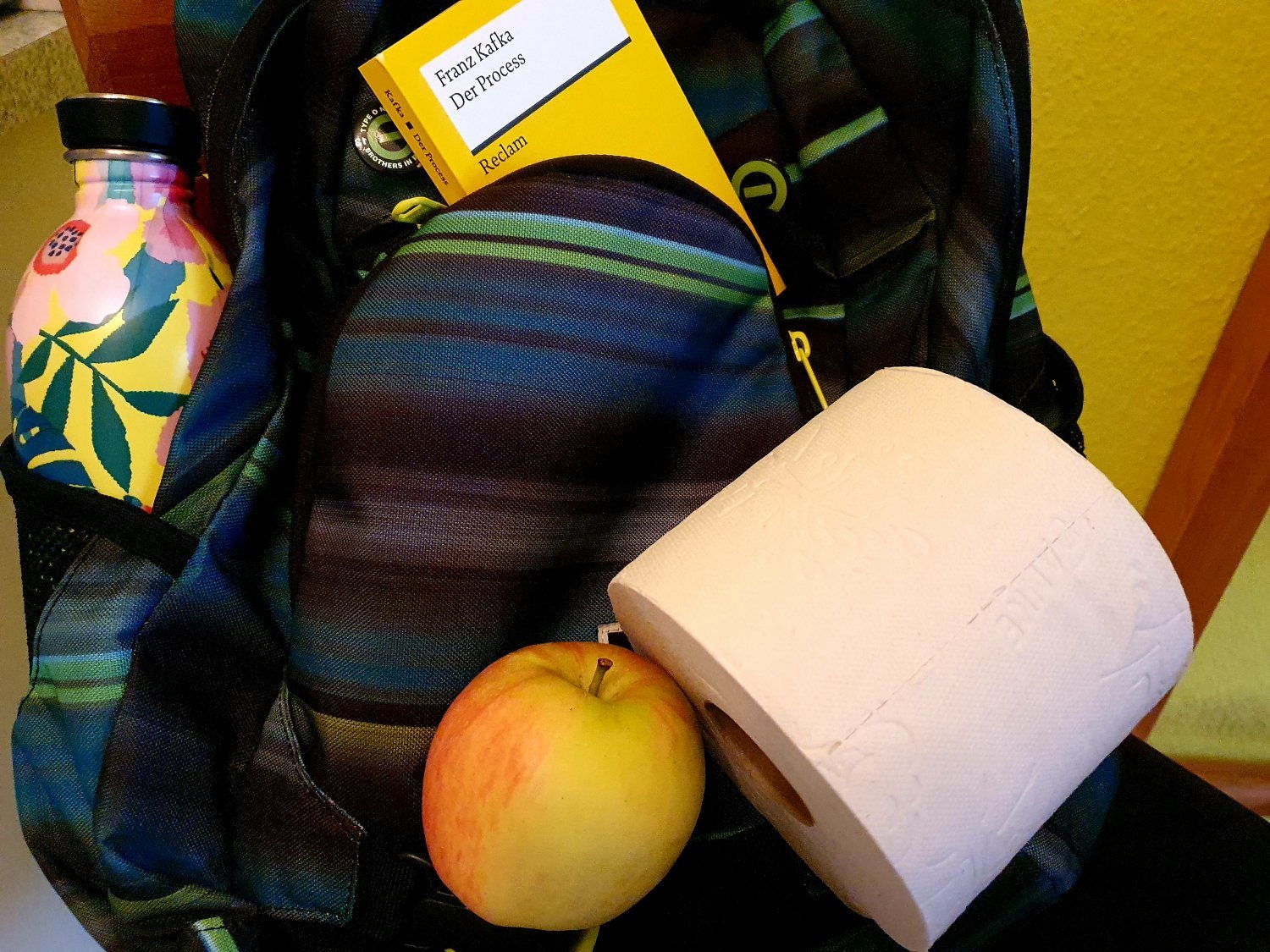 Klopapier muss nun doch nicht zwischen Reclam, Apfel und Co. eingepackt werden.