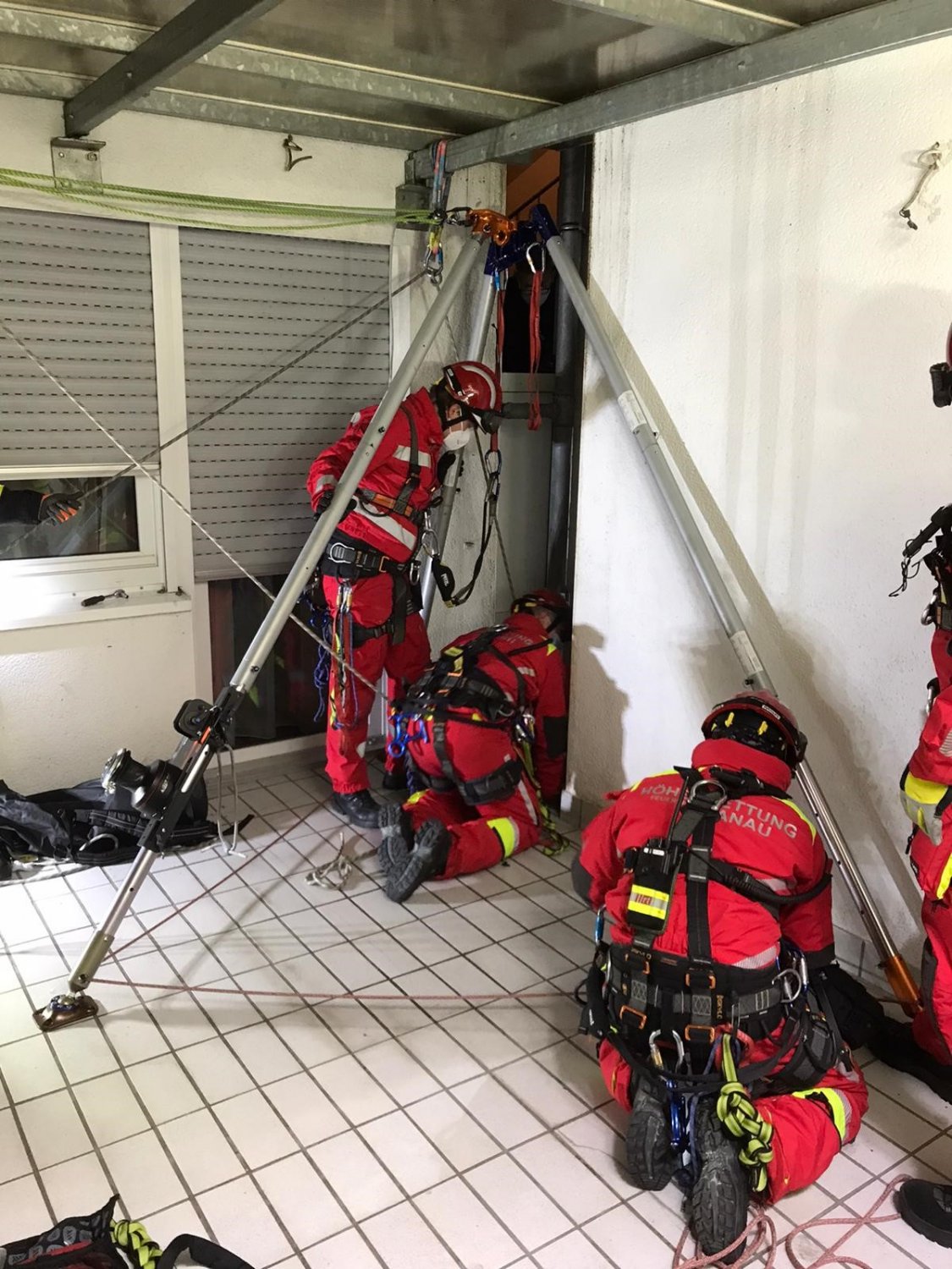 Die Höhenretter bei ihrer Rettungsaktion.