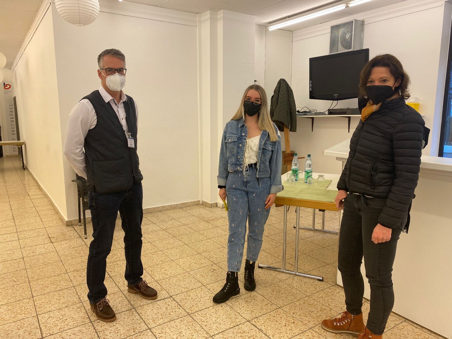 Von links: Thomas Blaschek vom MVZ Maintal; Lisa Freimuth, Auszubildende in der Verwaltung der Stadt Bruchköbel und Bürgermeisterin Sylvia Braun.