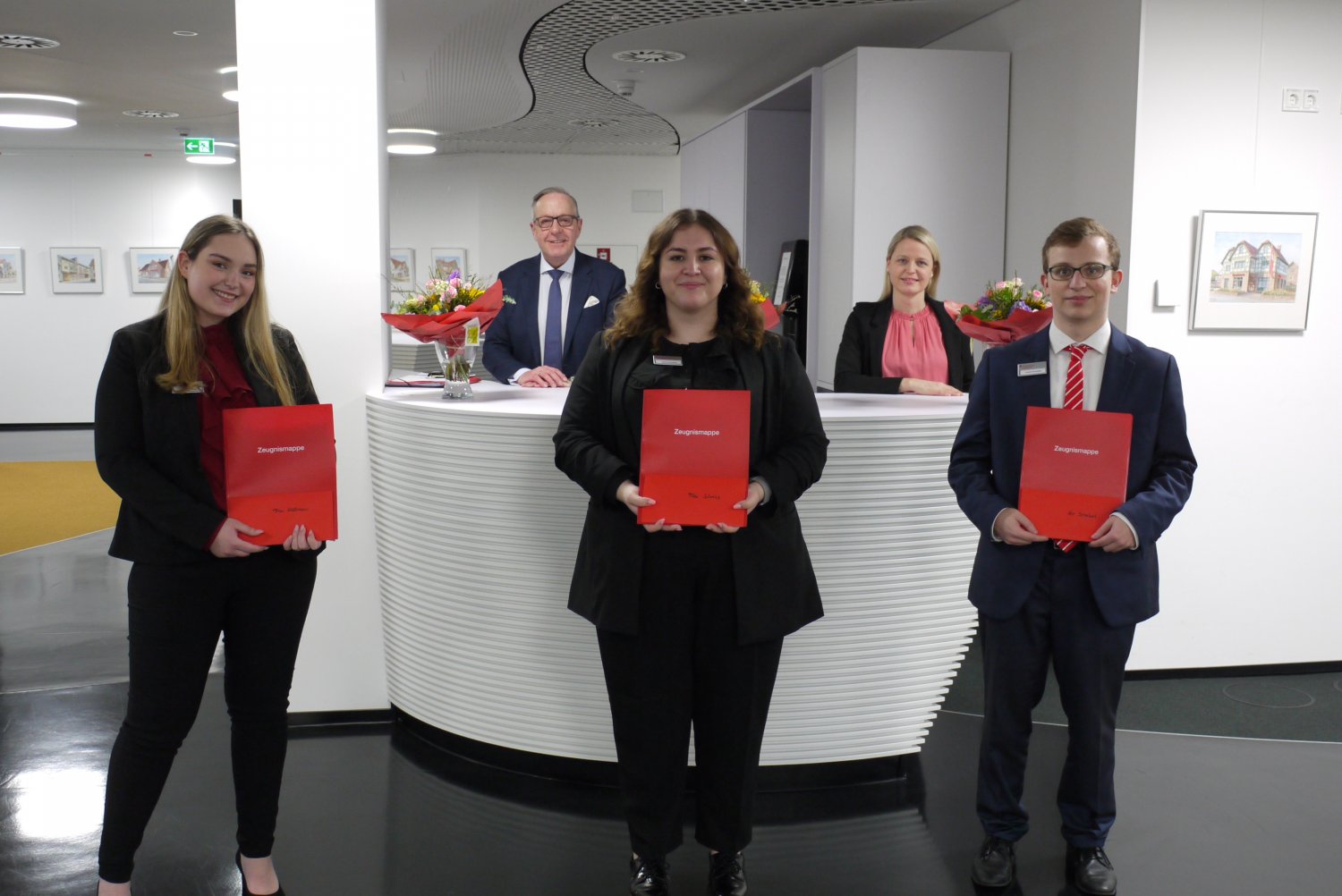 V.l.n.r.: Palina Wollmann, Vorstandsvorsitzender Horst Wanik, Sabina Schmitz, Ausbilderin Alexandra Schreier und Yannik Scheibert.