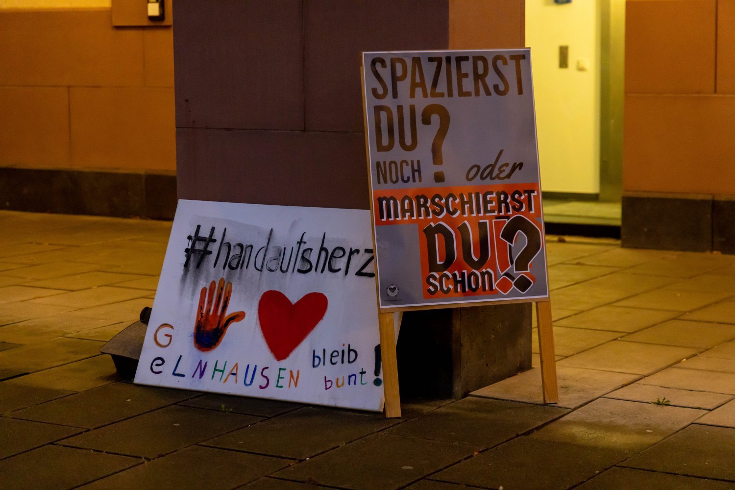 Die Plakate bei einer Kundgebung vor dem Main-Kinzig-Forum am Montag