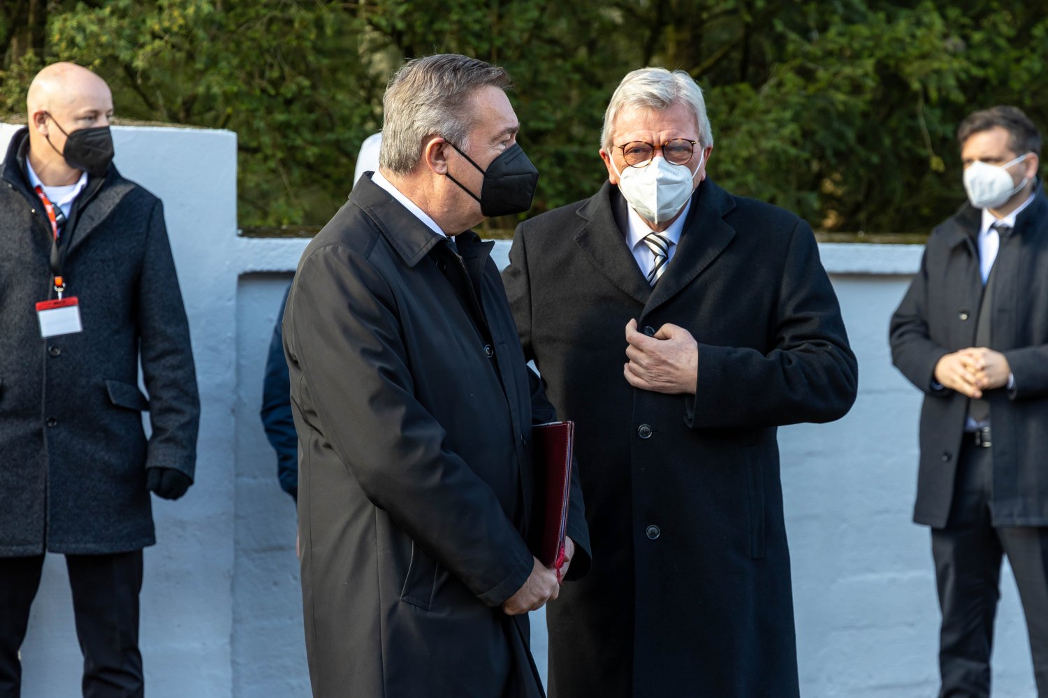 Hanaus Oberbürgermeister Claus Kaminsky und Ministerpäsident Volker Bouffier auf dem Weg zur Gedenkfeier.