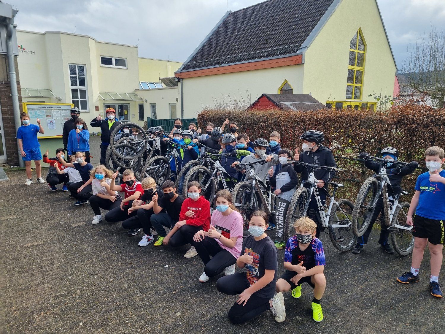 Die Mountainbiker und Leichtathleten des Sportprofils gemeinsam mit ihren Sportlehrern Sandra Seipel, Klaus Auracher und dem Mountainbiker Yannik Fejfar.