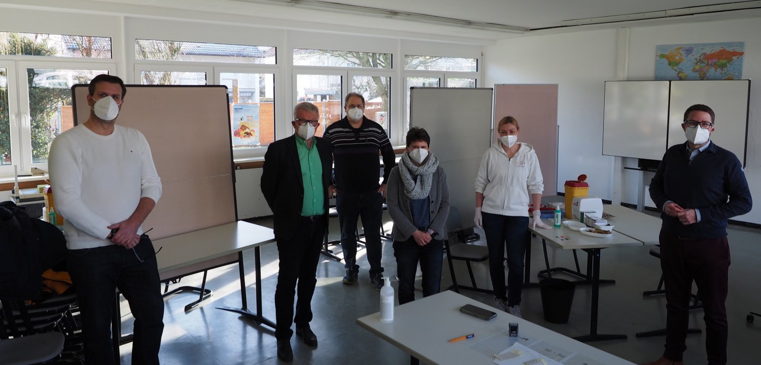 Landrat Thorsten Stolz dankte den Organisatorinnen und Organisatoren der Impfaktion an der Heinrich-Böll-Schule (HBS) in Bruchköbel.