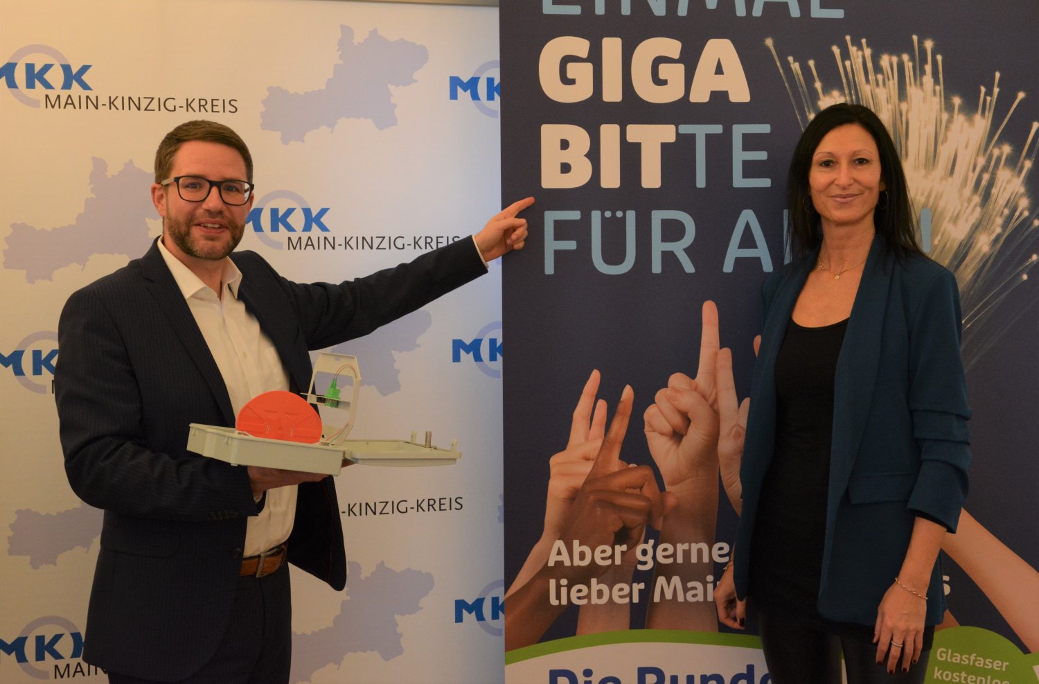  Landrat Thorsten Stolz und Breitband-Geschäftsführerin Simone Roth freuen sich über den Start der Gigabit-Kampagne