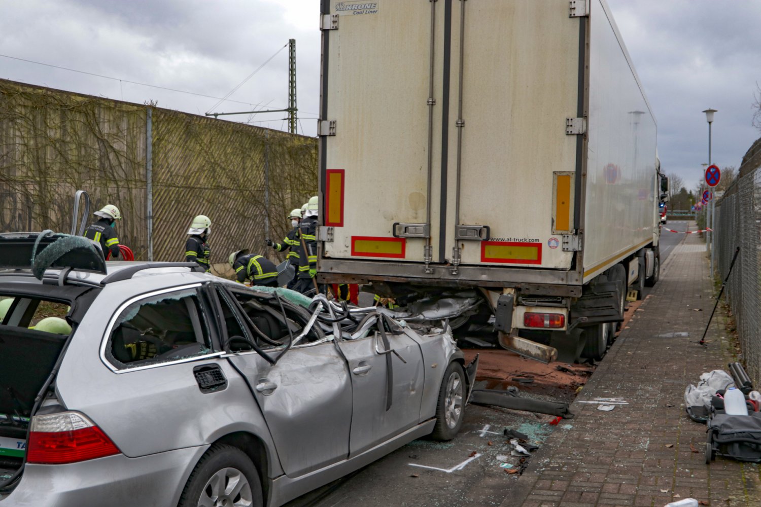 Ein Auto ist unter einen Lkw gekracht 