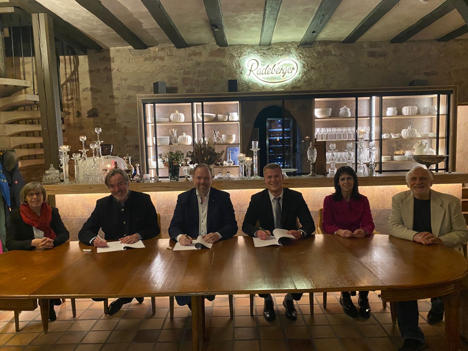 Unterzeichnung des Koalitionsvertrages: Lydia Naunheim (BG), Jochen Zahn (BG), Christian Litzinger (CDU), Jakob Mähler (Grüne), Petra Schott-Pfeifer (CDU), Bernd Wietzorek (Grüne).
