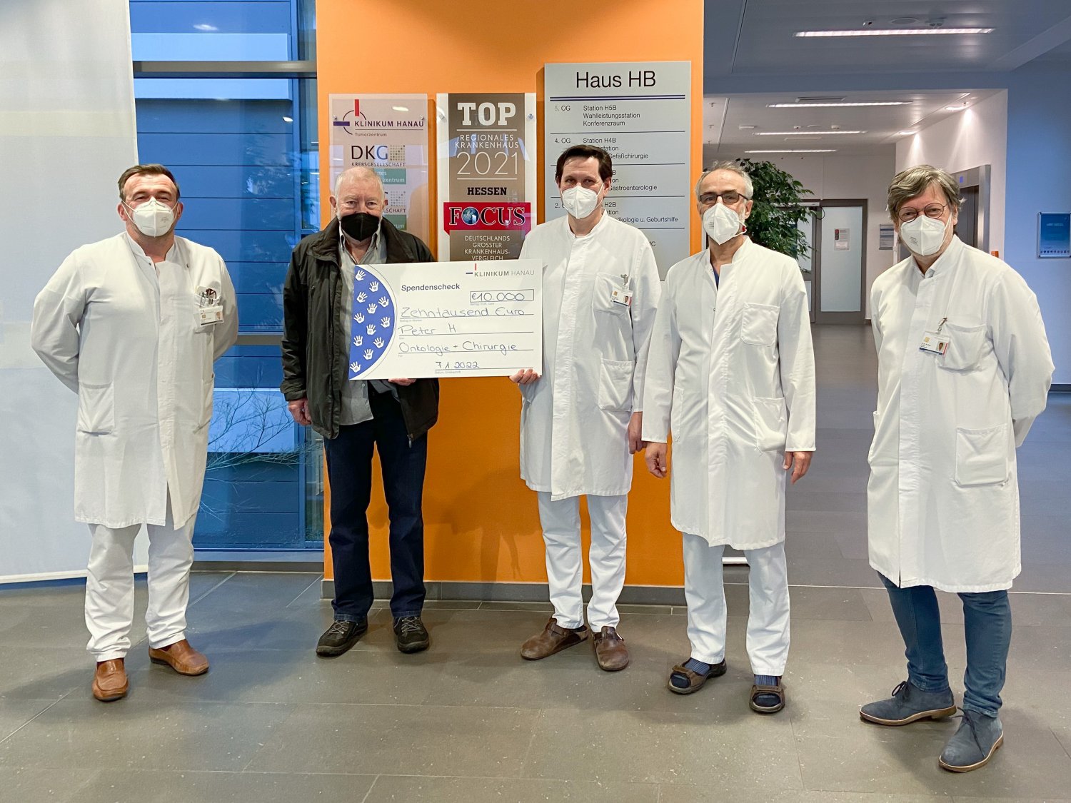 V.l.n.r.: Prof. Dr. med. Peter Langer, er großzügige Spender Peter H., Dr. med. Ralph Siemer, Dr. med. Peter Immenschuh und PD Dr. med. Martin Burk.