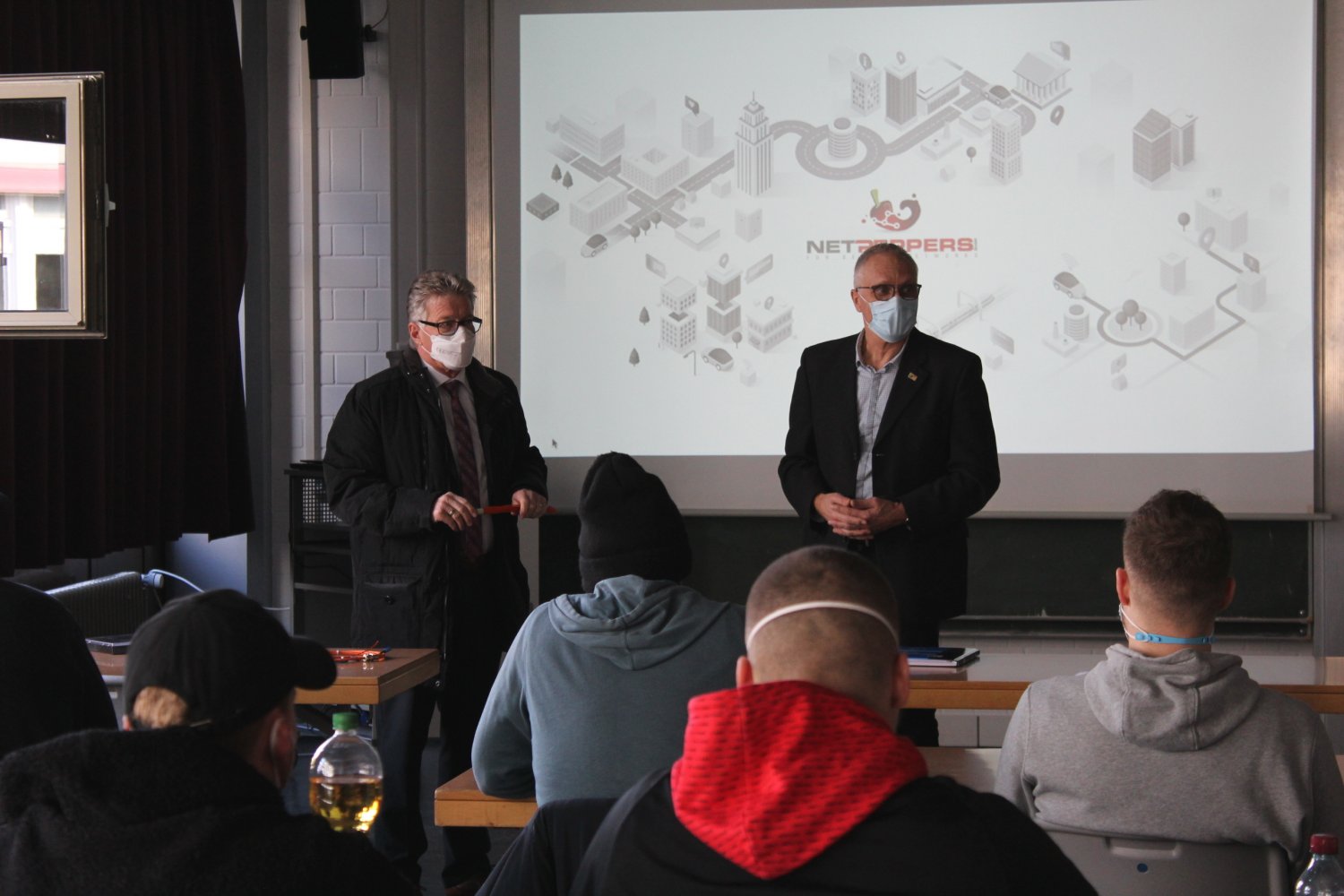 Kreisbeigeordneter Winfried Ottmann (links) und Schulleiter Rainer Flach beim Glasfaser-Aktionstag der Beruflichen Schulen Gelnhausen.
