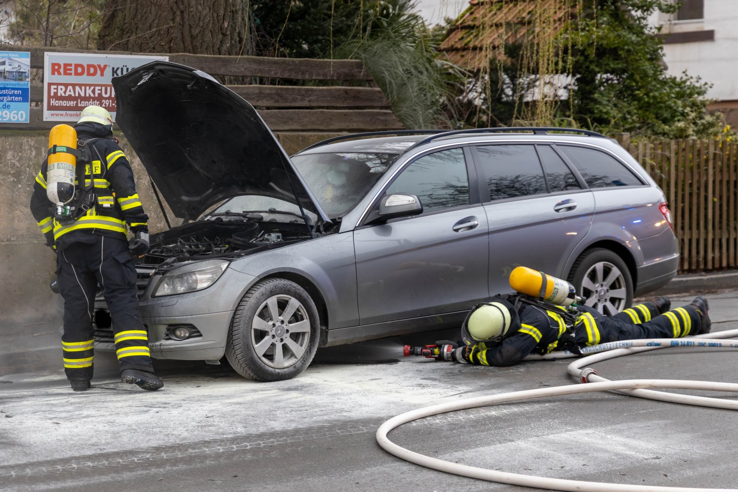 Aus noch ungeklärten Gründen fing der Mercedes Feuer