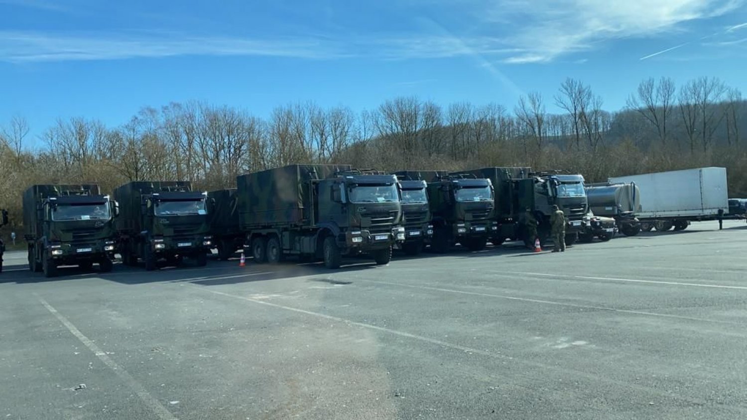 Der Bundeswehrkonvoi auf dem Rastplatz in Schlüchtern