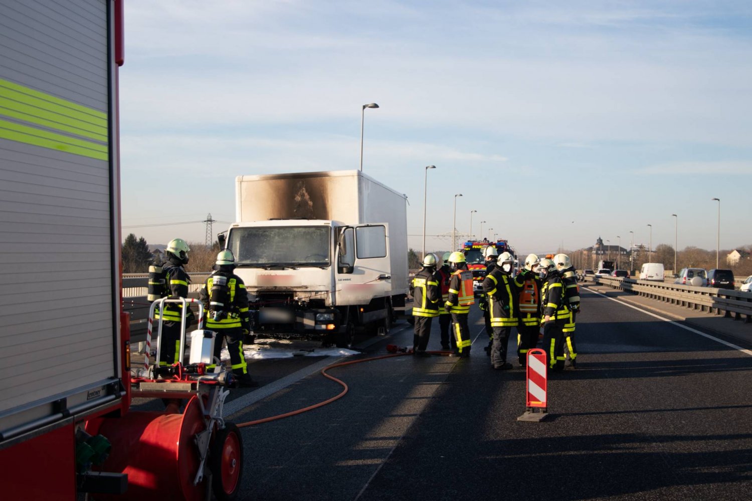 Für Verkehrschaos auf der Bundesstraße 43a hat am Donnerstagmorgen ein brennender Lieferwagen gesorgt.