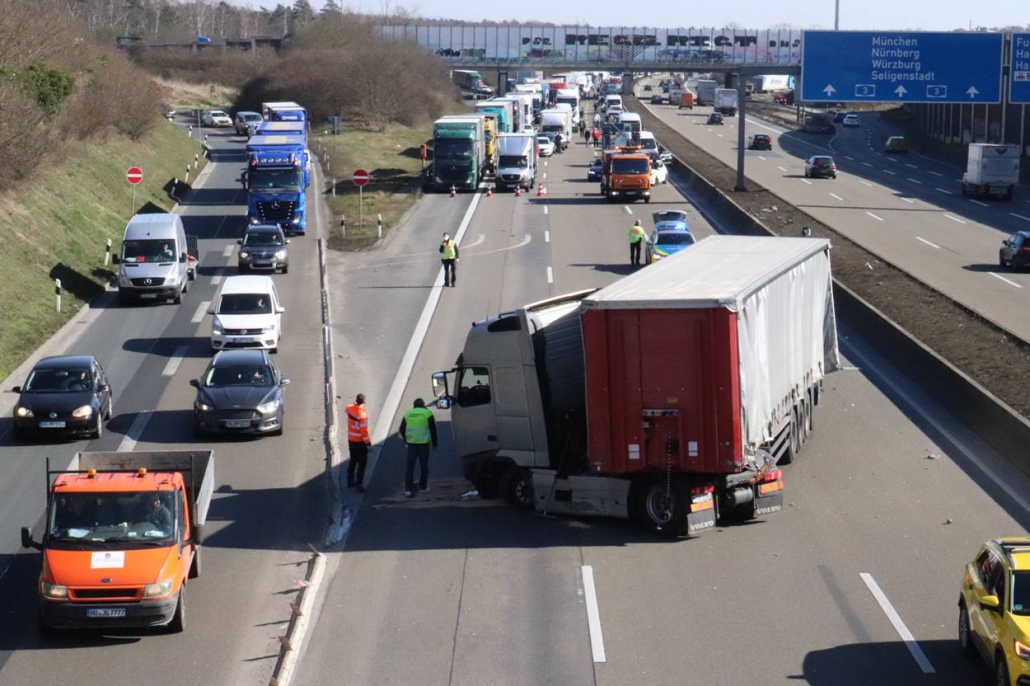 Vollsperrung Auf Der A3: Lkw Kracht In Mittelleitplanke