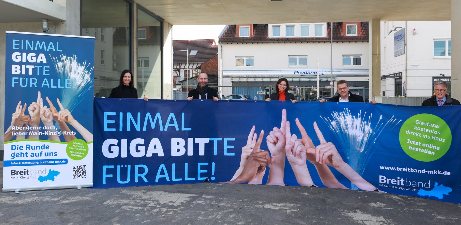 Breitband-Chefin Simone Roth (links) und Kreisbeigeordneter Winfried Ottmann (rechts) treiben den Glasfaserausbau auch in den Gemeinden der drei Bürgermeister (von links) Andreas Bär, Sylvia Braun und Stefan Erb voran. 