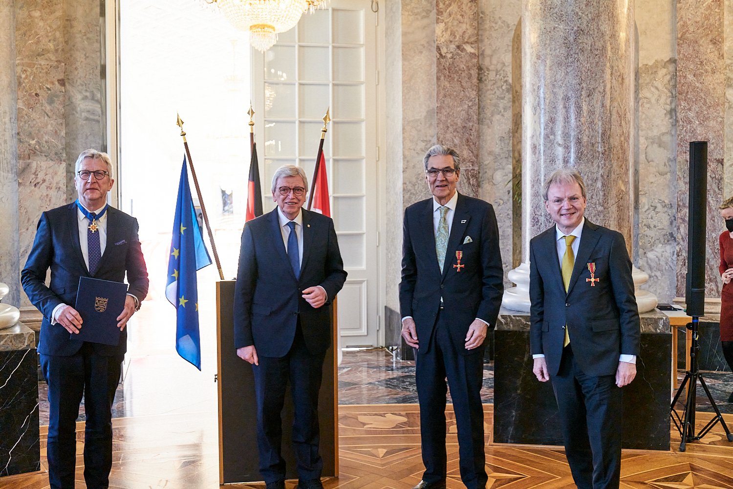 Bekamen vom Hessischen Ministerpräsidenten Volker Bouffier (2 v. l.) Verdienstorden überreicht: v. l. Hermann-Josef Klüber, Bernhard Läpke und Dr. Bernd Heidenreich.