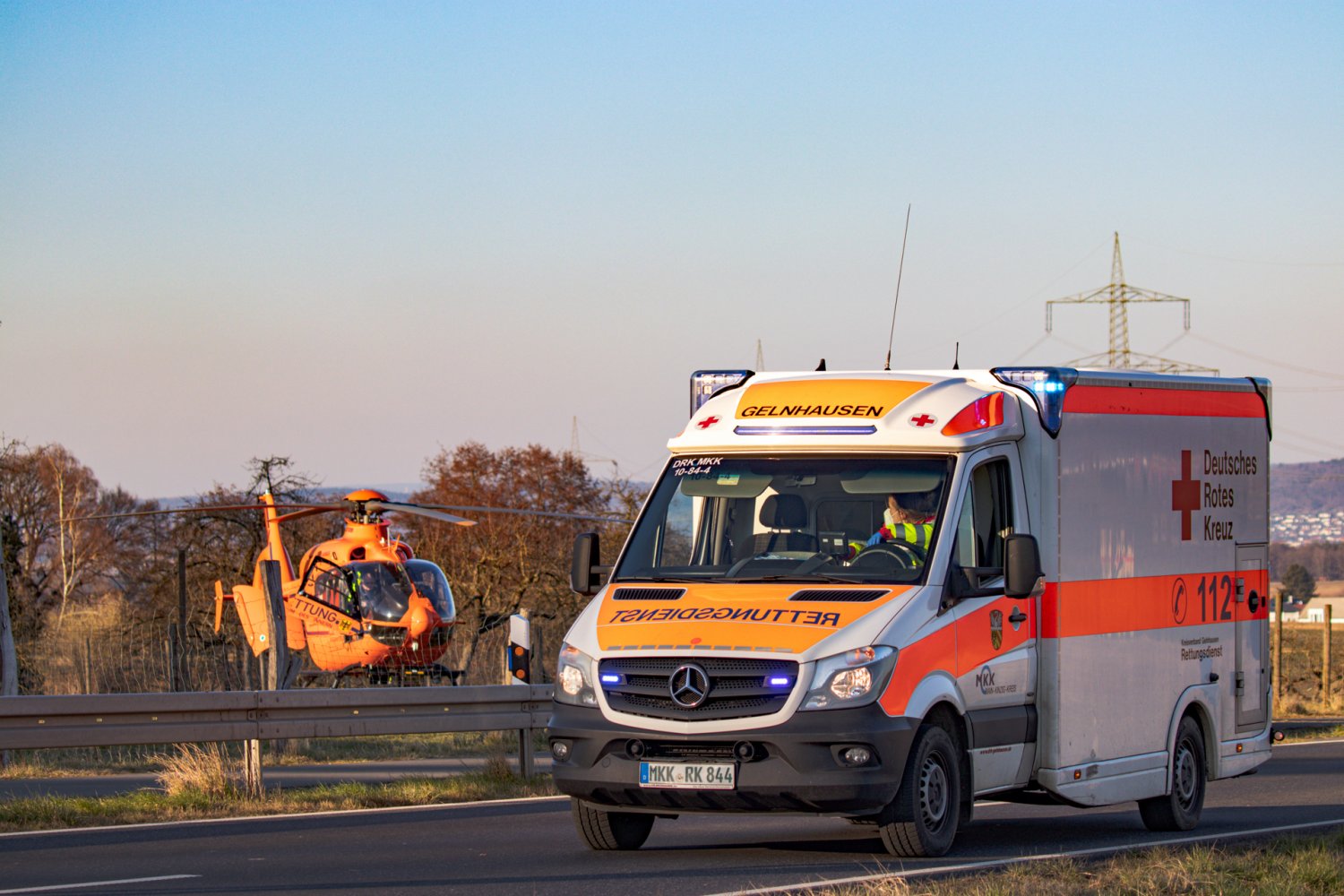 Rettungswagen und Hubschrauber am Unfallort.
