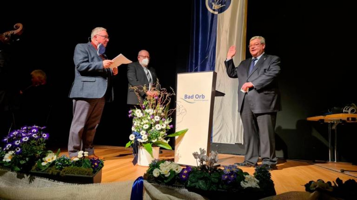 Nach dem Vorgänger Roland Weiß (Mitte) die Ernennungsurkunde verlesen hatte, nahm Stadtverordnetenvorsteher Michael Heim dem neuen Bürgermeister Tobias Weisbecker (rechts) den Amtseid ab.