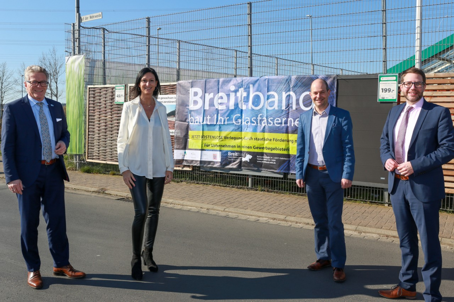 Starten in den Schlussspurt beim Gewerbegebiete-Ausbau (von links): Kreisbeigeordneter Winfried Ottmann, Breitband-Geschäftsführerin Simone Roth, Freigerichts Bürgermeister Dr. Albrecht Eitz und Landrat Thorsten Stolz.