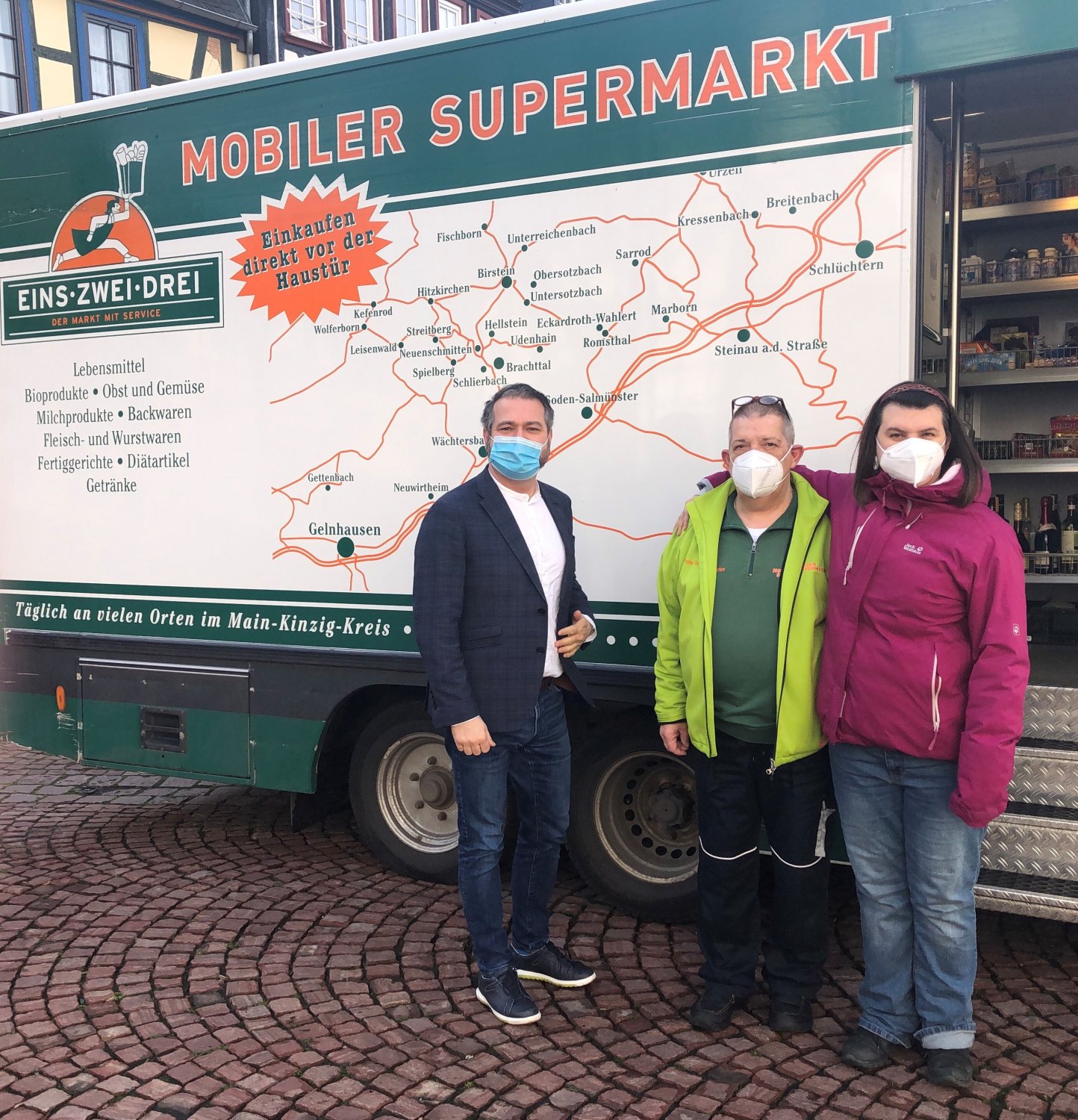 Bürgermeister Daniel Chr. Glöckner besucht den mobilen Supermarkt des BMWK und informiert sich bei den BWMK-Mitarbeitern Peter Schönhofen und Stefanie Strott über das Angebot.