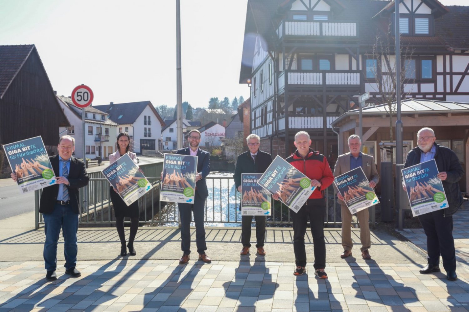 Frank Soer (Bürgermeister Flörsbachtal), Breitband-Chefin Simone Roth, Landrat Thorsten Stolz, Kreisbeigeordneter Winfried Ottmann, Rainer Schreiber und Berthold Schreiber (Bürgermeister und Erster Beigeordneter Jossgrund) sowie Roland Weiß (Bad Orb)