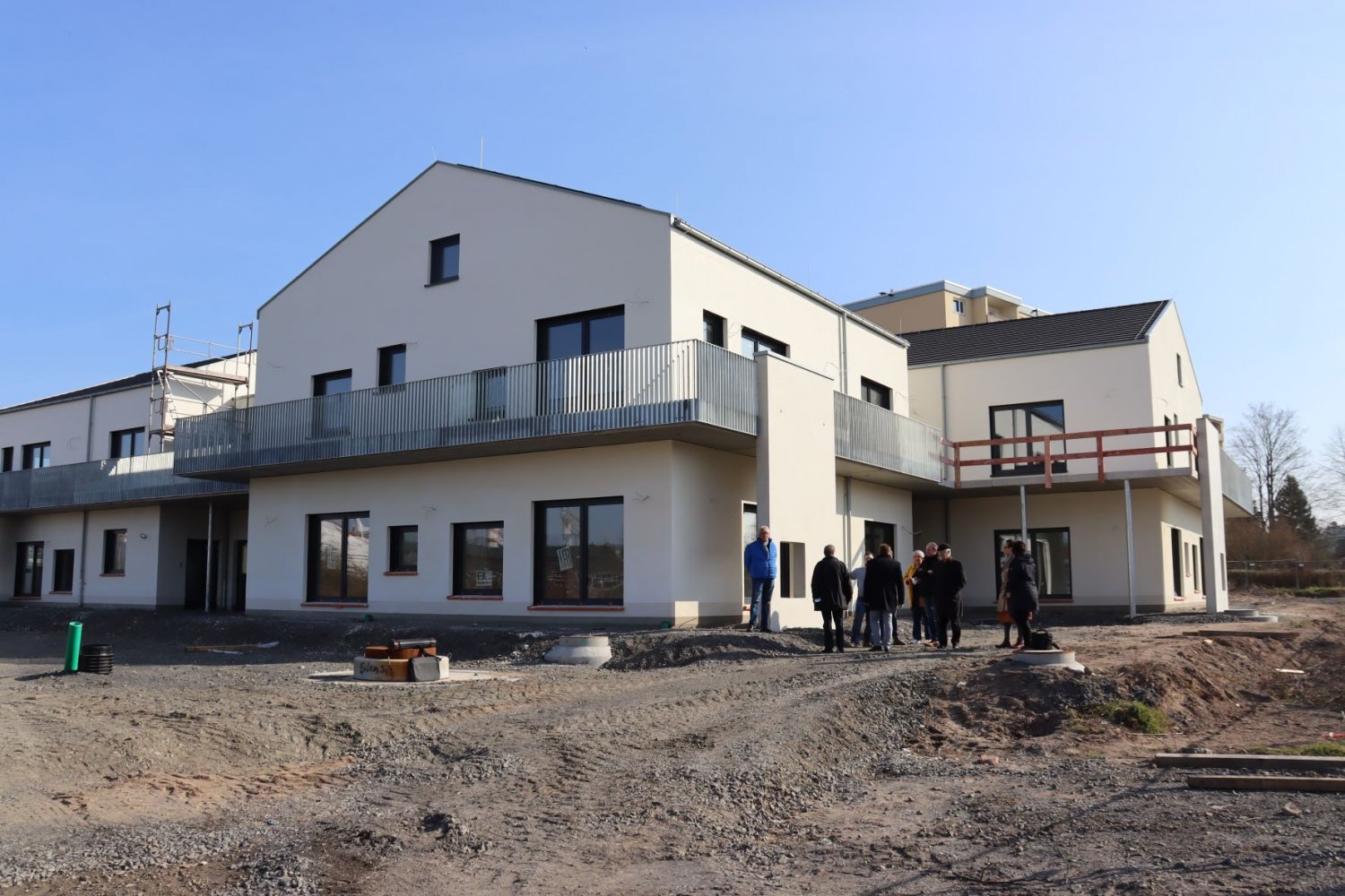 Schlichte Bauweise mit architektonischen Akzenten. Der Balkon rund um die Kita dient als Fluchtweg.
