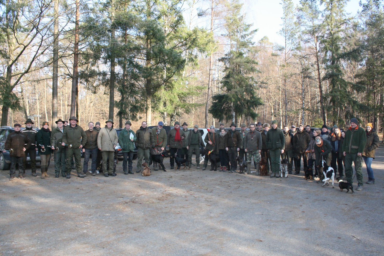 Hunde, Hundeführer, Jungjäger/innen, die Verantwortlichen der JGV Rhön-Vogelsberg und der dazugehörige Jagdhornbläsercorps.