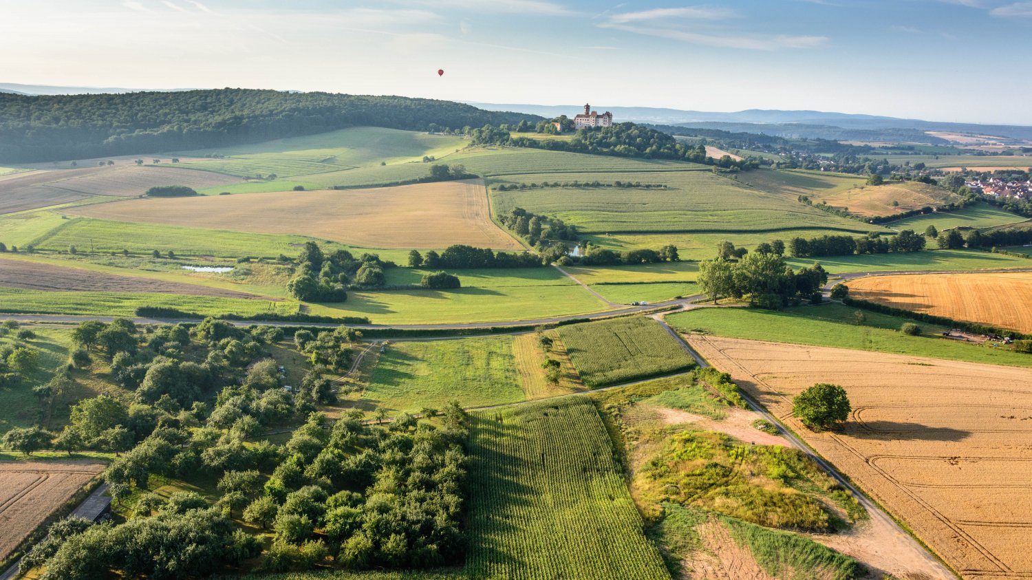 Die Burg Ronneburg ist das Wahrzeichen der gleichnamigen Gemeinde, die dem altehrwürdigen Gemäuer quasi zu Füßen liegt.