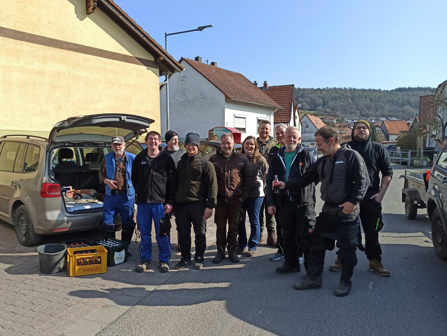 Fleißige Aktive des Angel-Clubs Kassel nach getaner Arbeit.