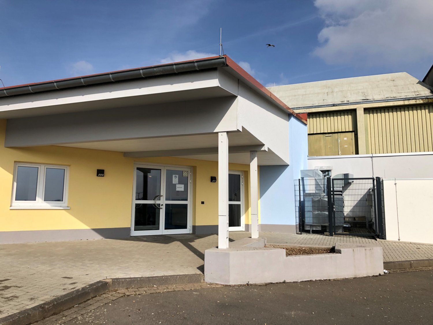 In die Turnhalle der Heinrich-Böll-Schule in Bruchköbel werden kommende Woche Geflüchtete aus der Ukraine einziehen.