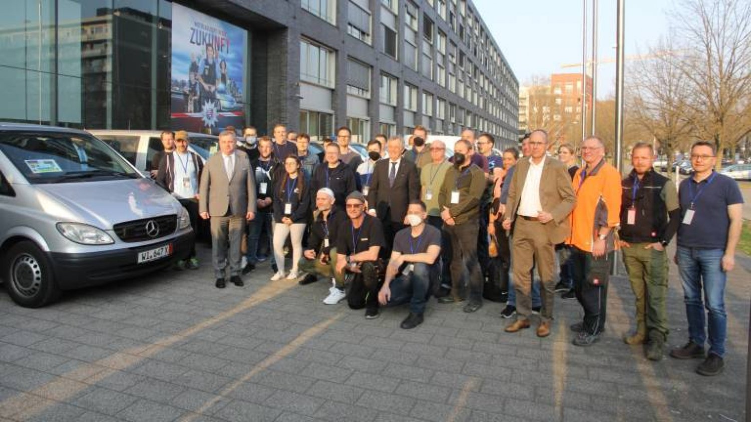 Gruppenfoto mit Minister, Polizeipräsident und Generalkonsul vor der Abfahrt in die Ukraine.