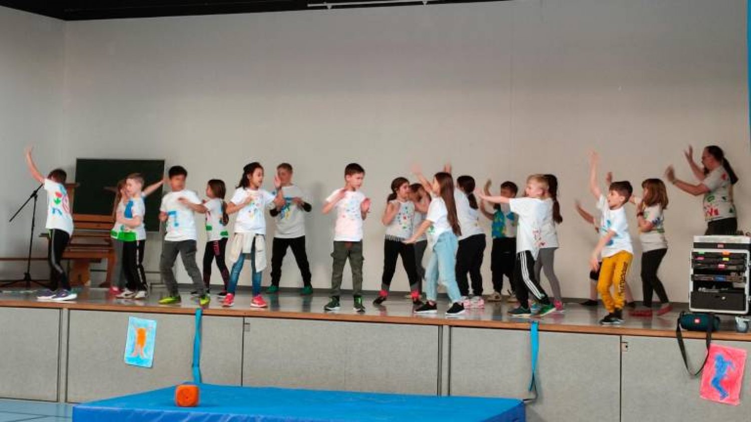 Bewegung und Kreativität: Die Mädchen und Jungen haben nicht nur ihren Tanz einstudiert, sondern auch ihre T-Shirts bunt bemalt. 