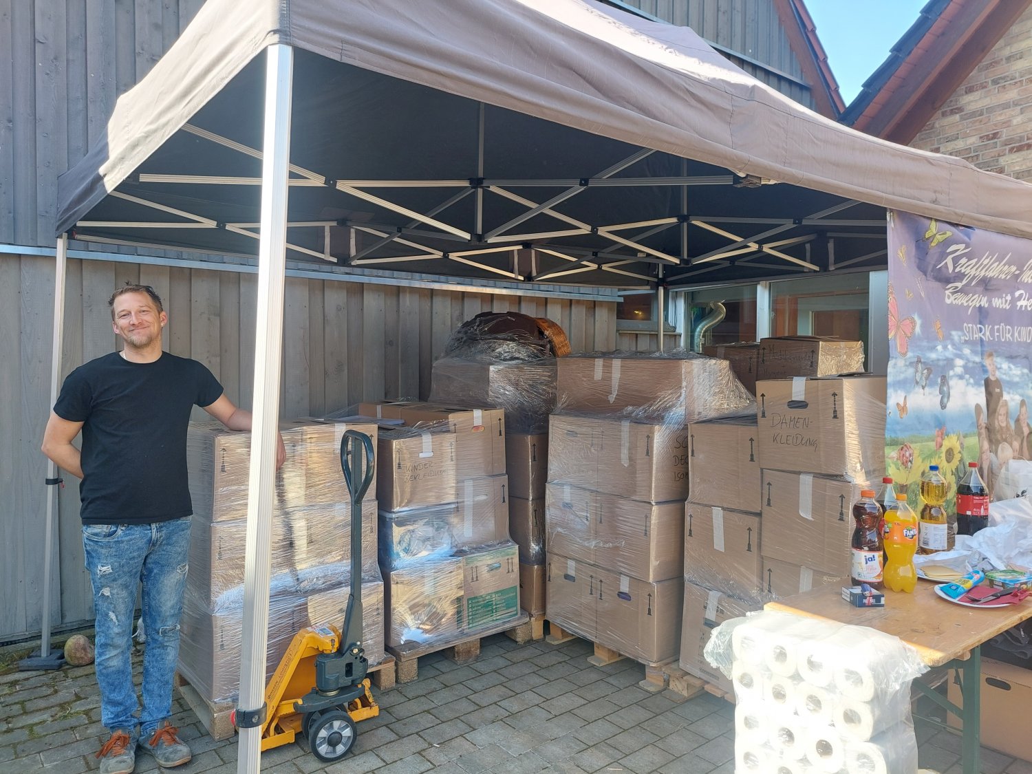 Fleißig wurden Päckchen gepackt.