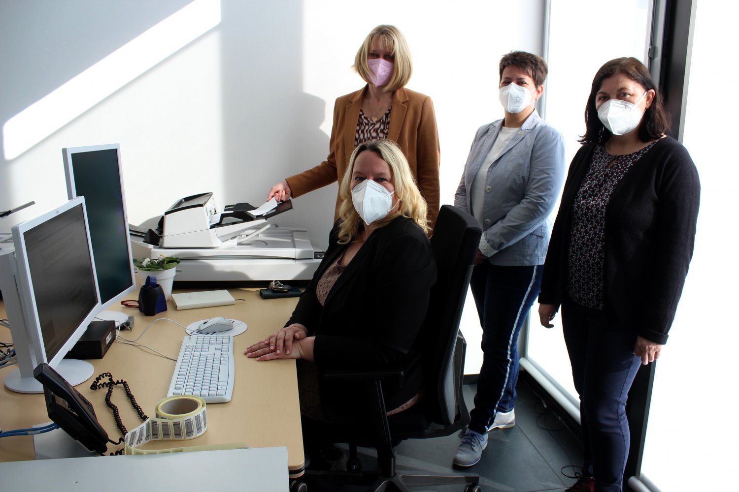 Kerstin Pilgrim (hinten links) und Gabi Schmitt (sitzend) vom Projektteam „E-Poststelle“ mit den beiden neuen Mitarbeiterinnen, die damit beauftragt sind, die Postsendungen zu digitalisieren: Katrin Gaul und Barbara Rojczyk.