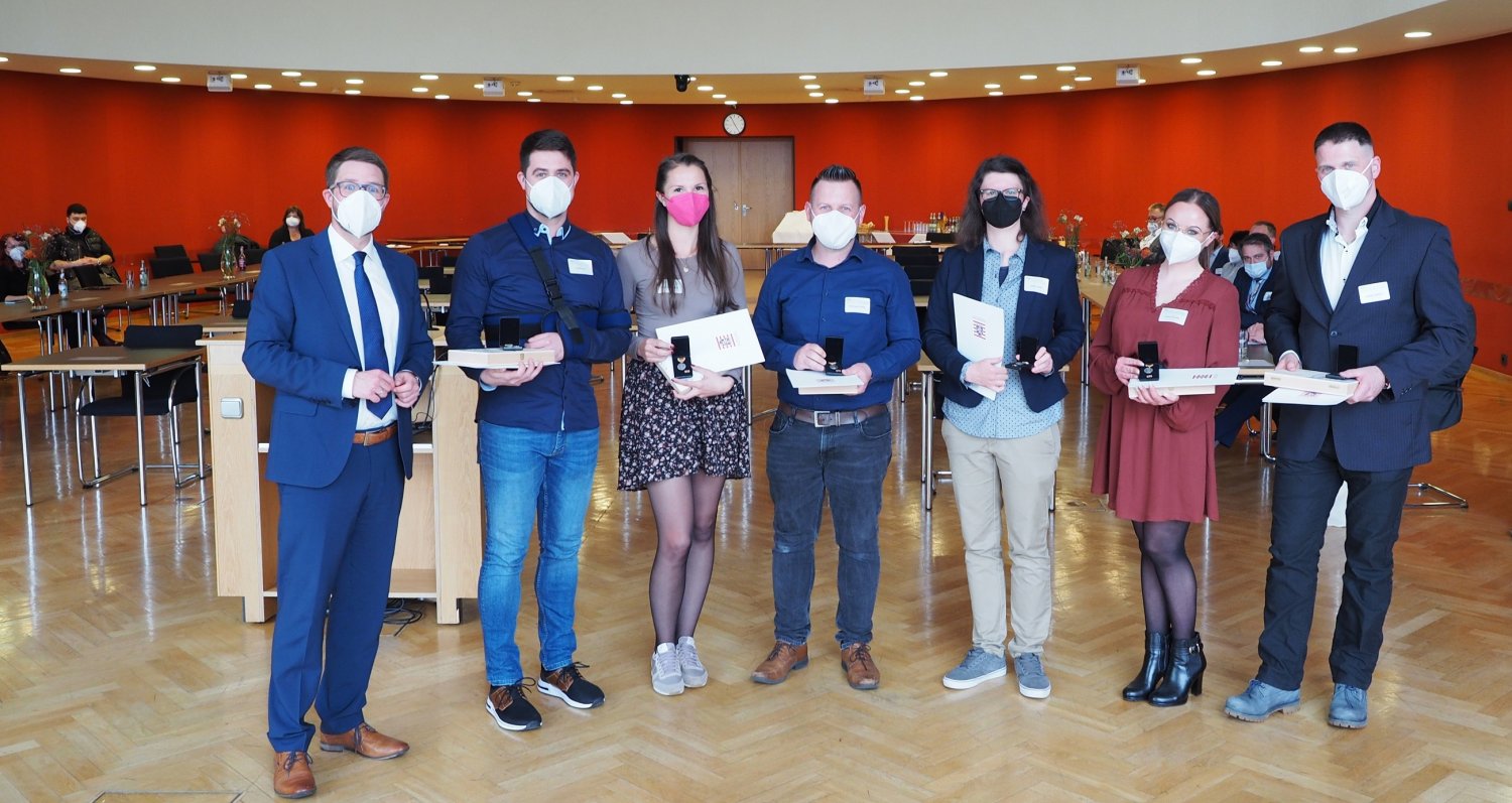V.l.n.r.: Für ihr vorbildliches Verhalten ehrte Landrat Thorsten Stolz Ersthelferinnen und Ersthelfer mit der Hessischen Rettungsmedaille: Fabian Just, Michelle Okrusch, Christian Slowik, Isabel Acker, Alina Hüttner und Björn Herber.