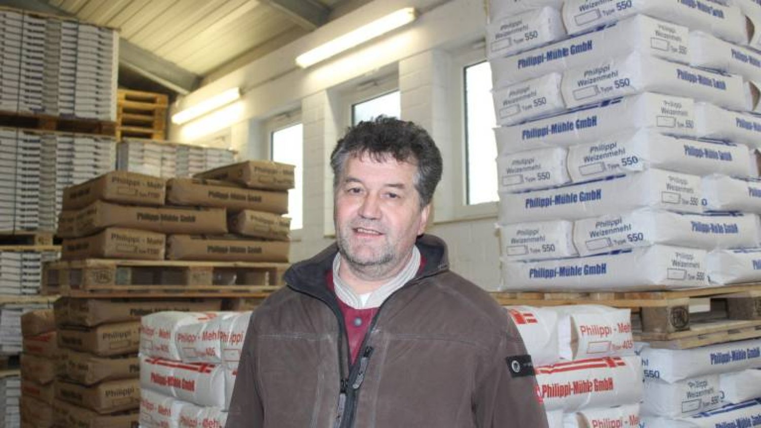 Volker Philippi mit frisch abgefülltem Mehl in seiner Mühle: Von Knappheit keine Spur.