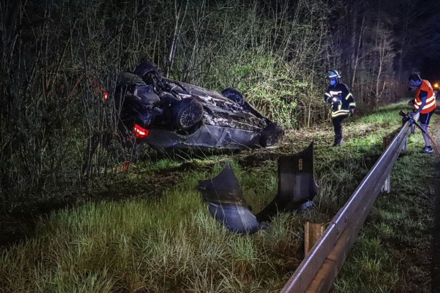 Der Unfallort wurde von den Einsatzkräften abgesucht.