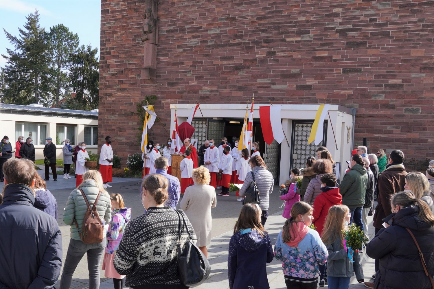 Viele Familien mit Kindern waren auf dem Kirchplatz in Kesselstadt mit bunten Grünzweigen dabei.