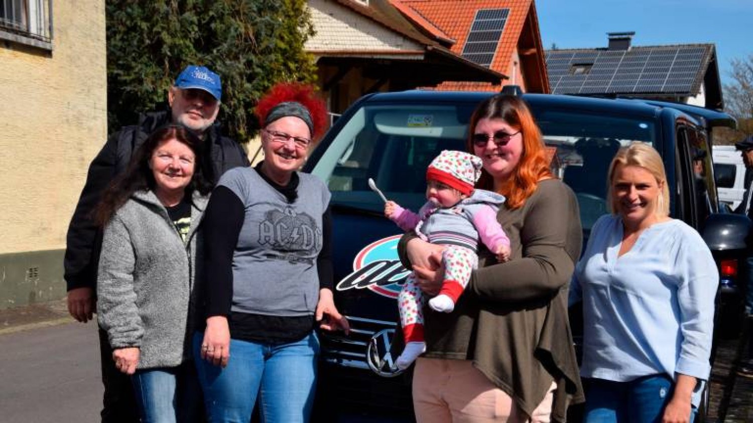 Kfz-Sachverständige und Moderatorin Karola Becker (rechts) soll für Monja Schöneberg (daneben) einen Gebrauchtwagen finden. Die restliche Familie unterstützt dabei.