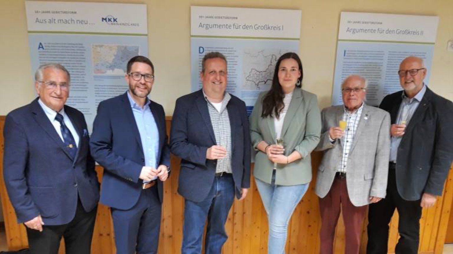 Museumsleiterin Joselyn Grimm und Vorsitzender Rainer Peschelt (2. von rechts) begrüßten (von links) den ehemaligen Landrat Karl Eyerkaufer, Landrat Thorsten Stolz, Bürgermeister Matthias Pfeifer und den ehemaligen Bürgermeister Uwe Scharf.