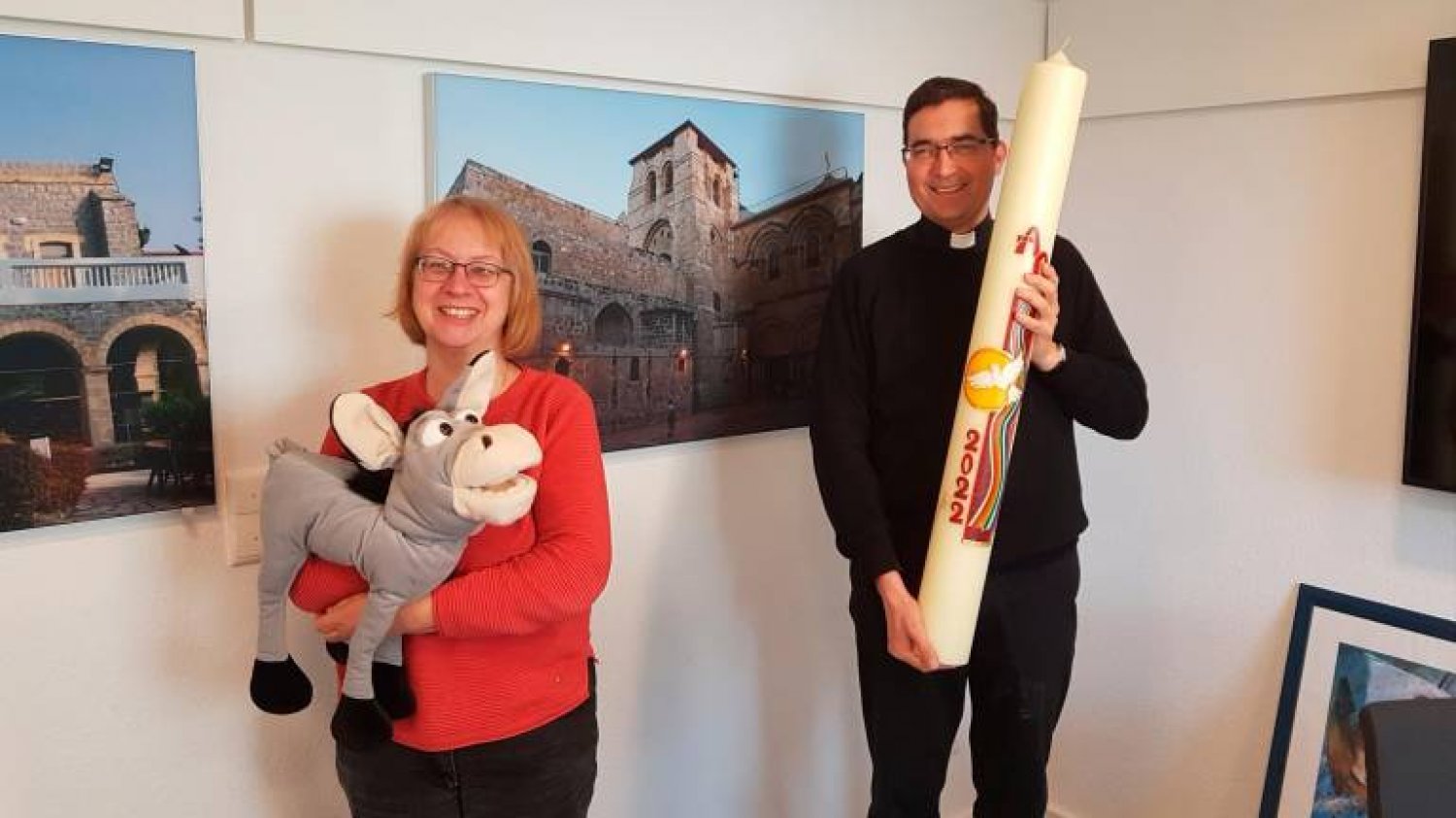Gemeindereferentin Angelika Post mit Esel Benjamin, der den Kommunionskindern am Palmsamstag vom Einzug in Jerusalem berichtet hat, und Pfarrer Christoph Rödig mit der Somborner Osterkerze.