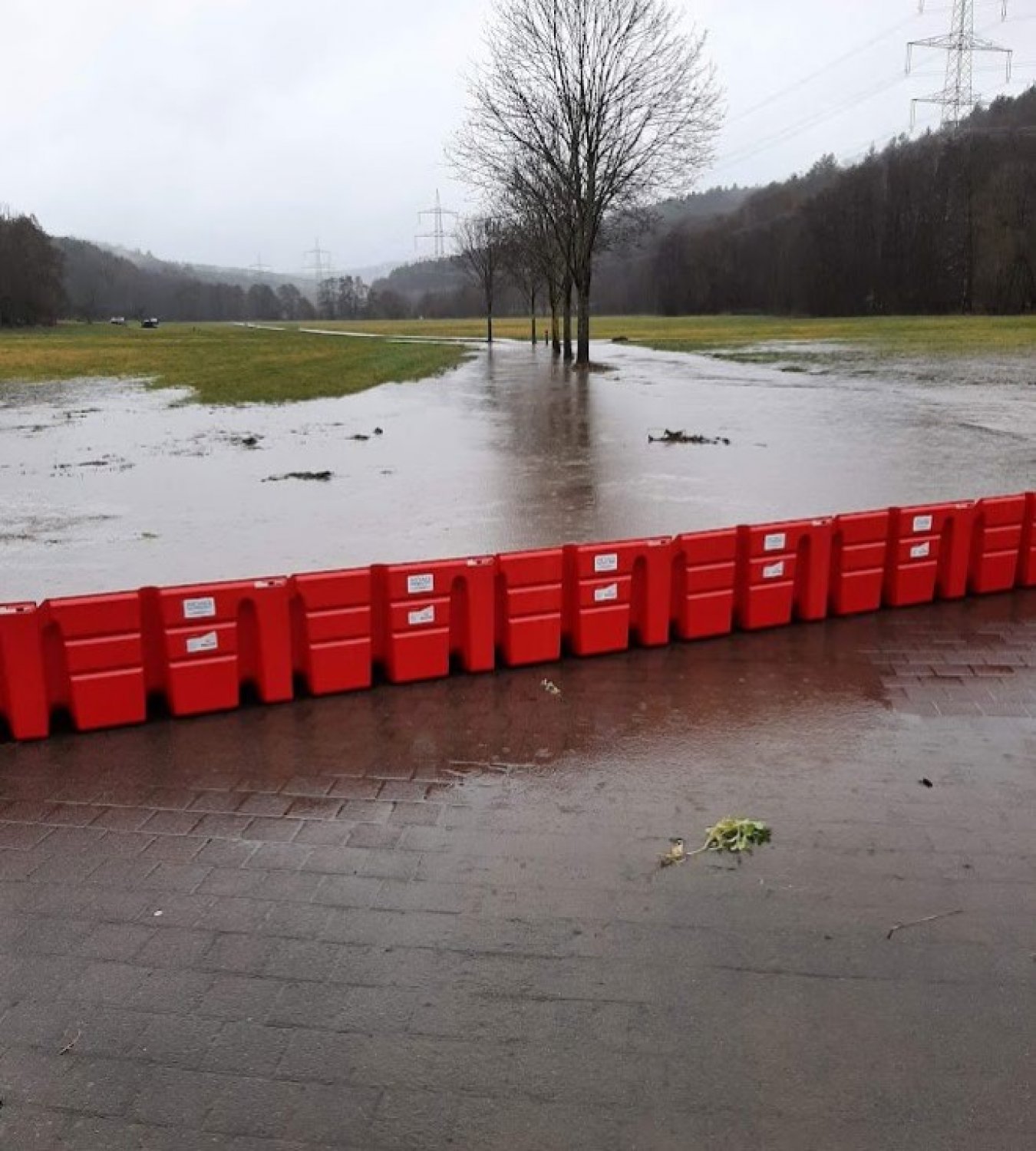 Erfolgreicher Einsatz in der Praxis: Der mobile Hochwasserschutz verhinderte das Vordringen von Hochwasser in den Ortsberingweg in Hain-Gründau.