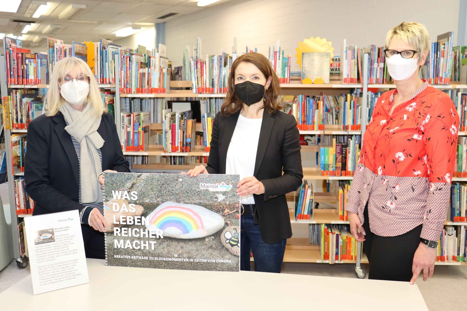 Mit kreativen Beiträgen haben Ruth Meyer (links) und weitere Maintaler dokumentiert, was ihr Leben reicher macht. Daraus entstanden ist ein Buch, das Bürgermeisterin Monika Böttcher (Mitte) Büchereileiterin Nadine Marnette übergab.