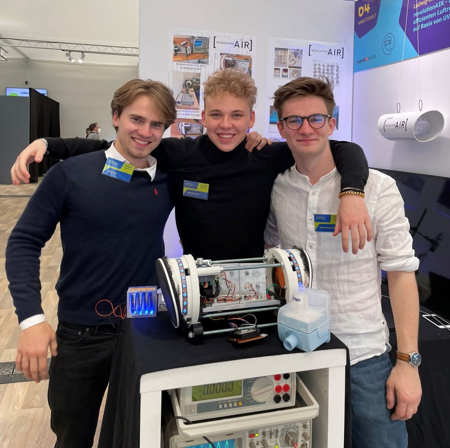 Die Schüler des Beruflichen Gymnasiums an der LGS, Maximilian Pfannkuch, Jaro Filip und Dominik Hein, freuen sich über ihren Landessieg bei Jugend forscht.