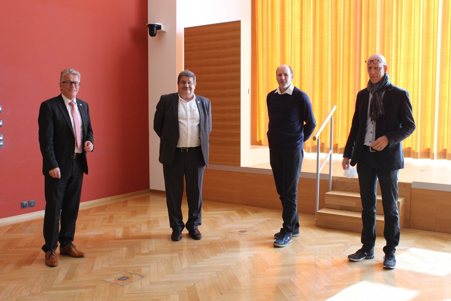 Winfried Ottmann und Walter Dreßbach begrüßen die Referenten Bo Nintzel und Andreas Kunz (von links).