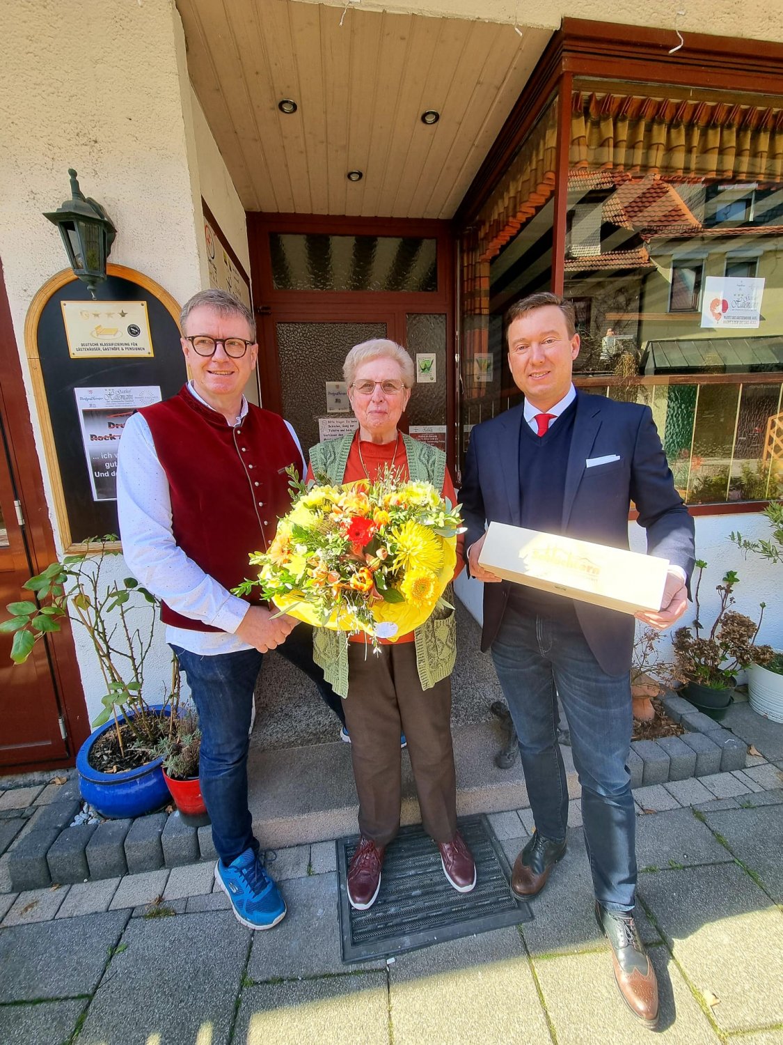 Eine Institution in Schlüchtern: der Gasthof Hausmann, den Hans Dieter (von links) und „Omi“ Anni Hausmann betreiben. Bürgermeister Matthias Möller (parteilos) gratulierte.