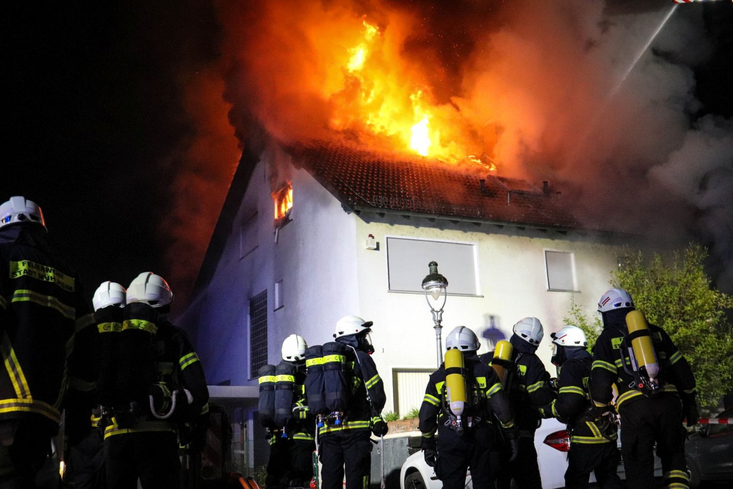 Mehrfamilienhaus in Vollbrand